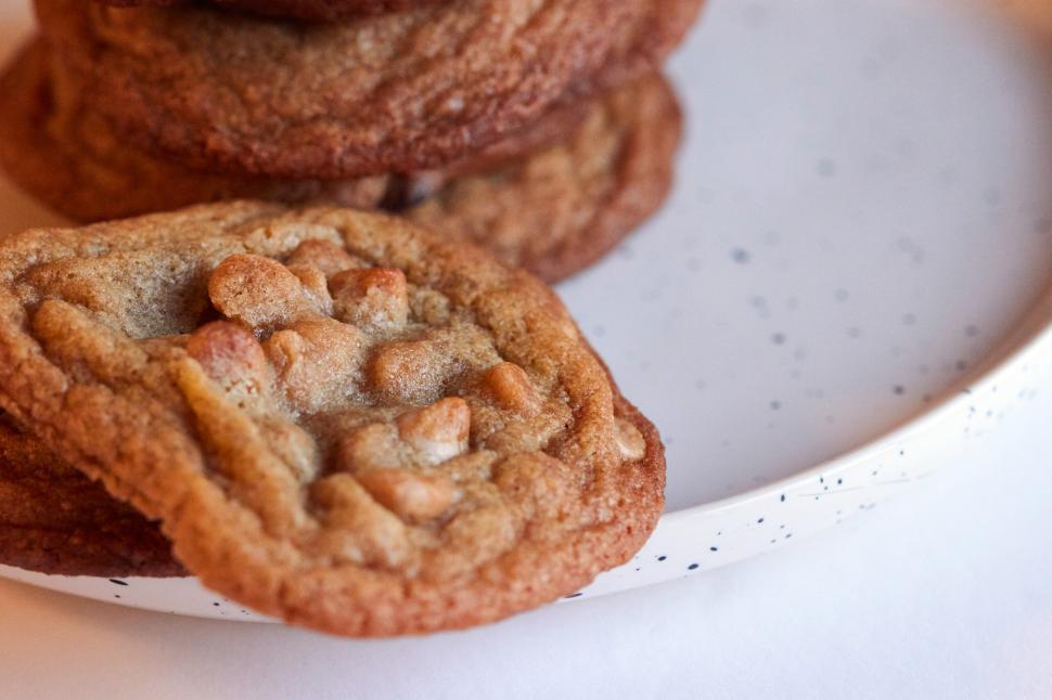 Free Image of Delicious homemade cookies on a plate ready to enjoy 