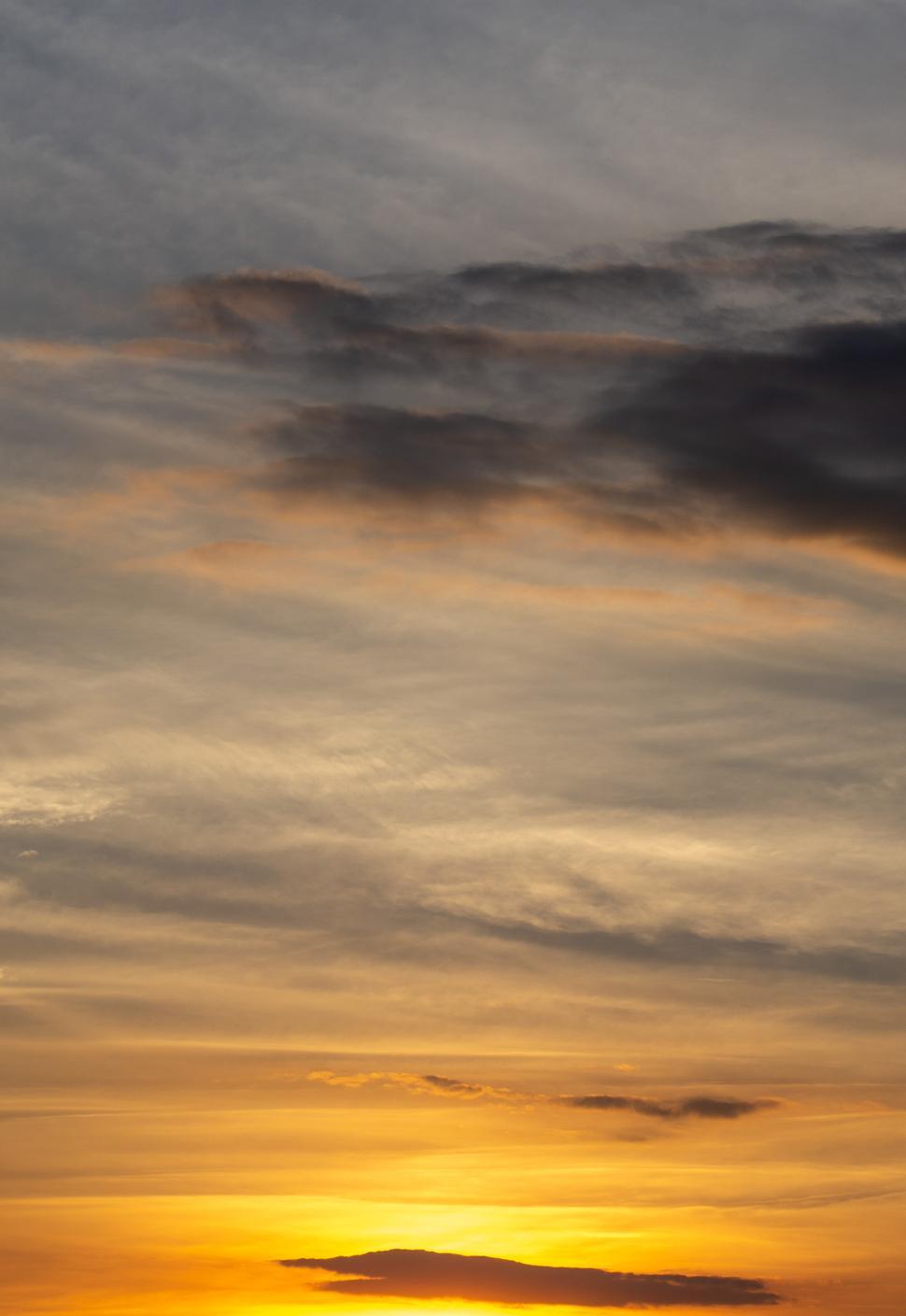 Free Image of Beautiful sunset with dramatic clouds over the horizon 