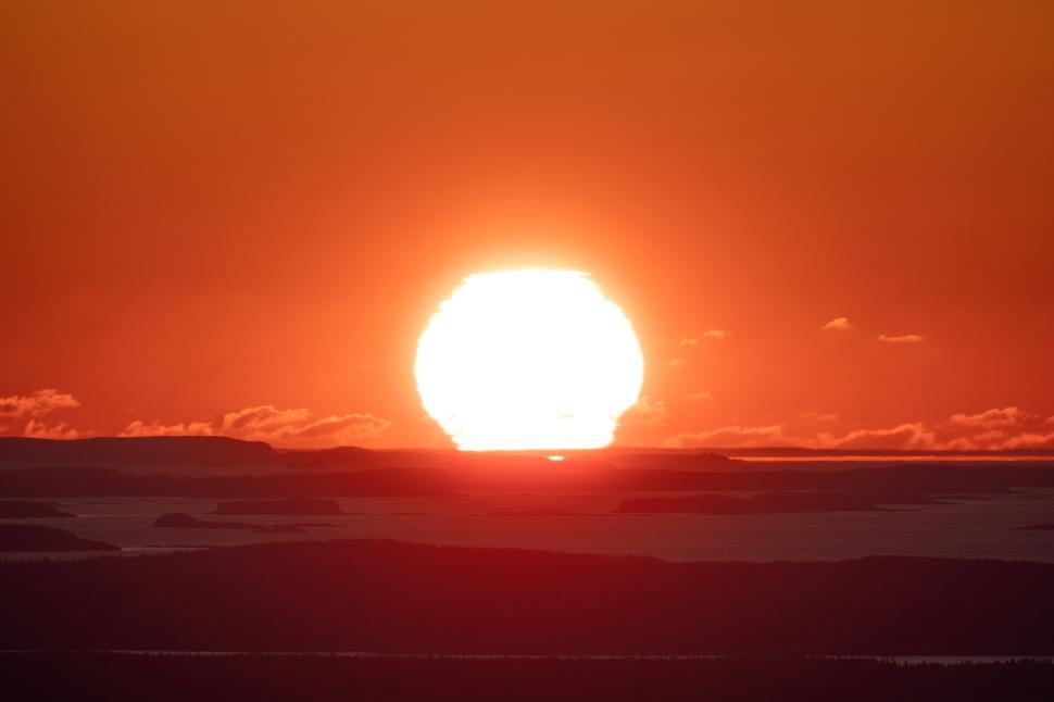 Free Image of Beautiful sunset over a quiet horizon at dusk 