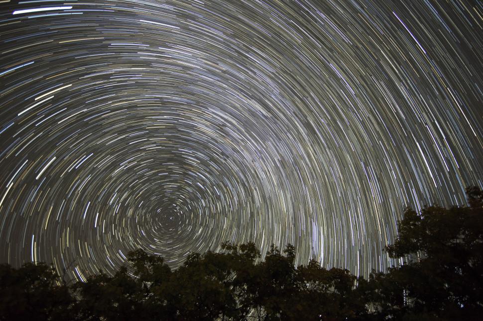 Free Image of Long exposure captures star trails in night sky 