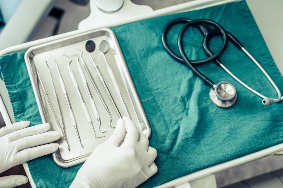 Free Image of Dentists choose equipment on the table. 