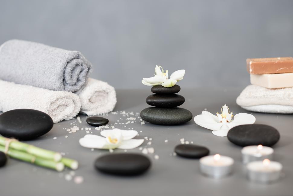 Free Image of Relaxing spa setup with stones and flowers for wellness 