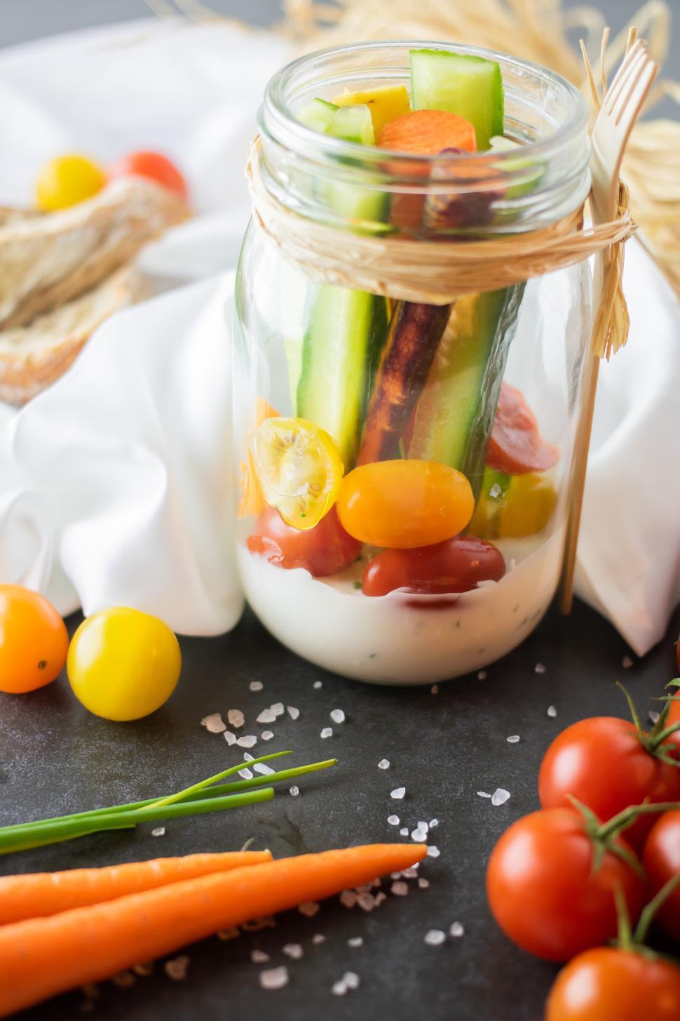 Free Image of Colorful vegetable salad in a jar with fresh ingredients 