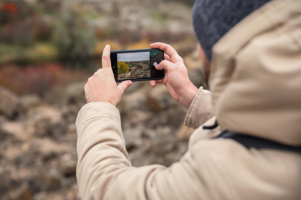Free Image of Capturing nature on a smartphone during autumn exploration 
