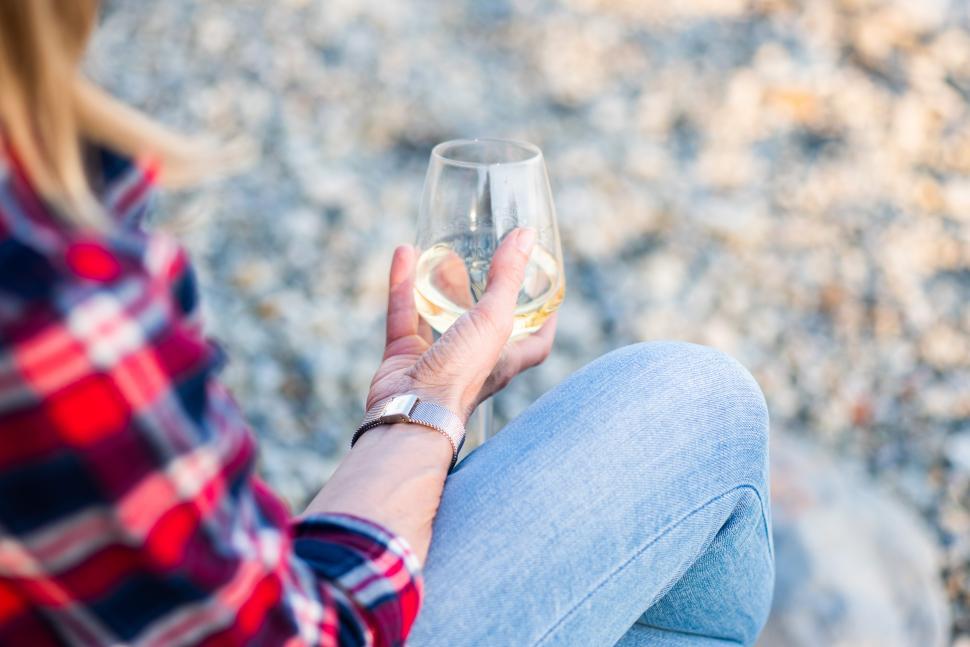 Free Image of Enjoying wine at the beach during sunset with friends 
