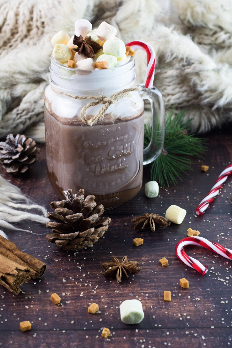 Free Image of Hot chocolate with marshmallows and festive decorations 