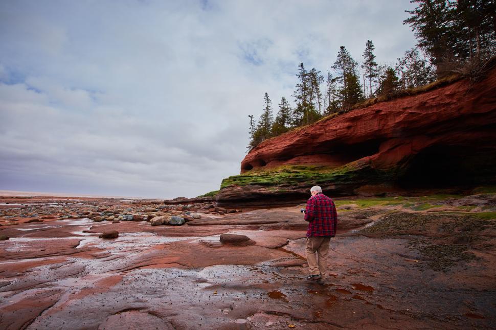 Free Image of Walking along the rocky shore at low tide in Bay of Fundy 