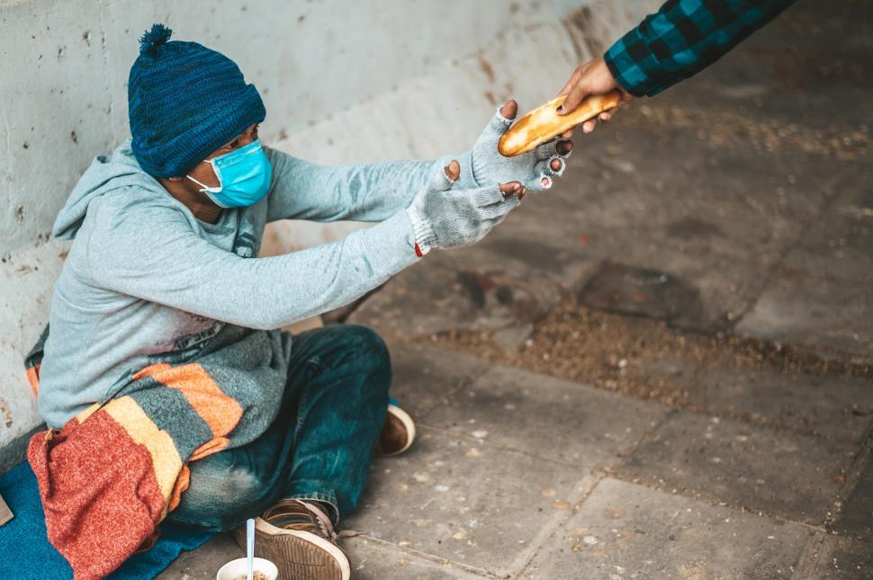 Free Image of The bread-makers gave to the beggars who sat on the side of the road. 