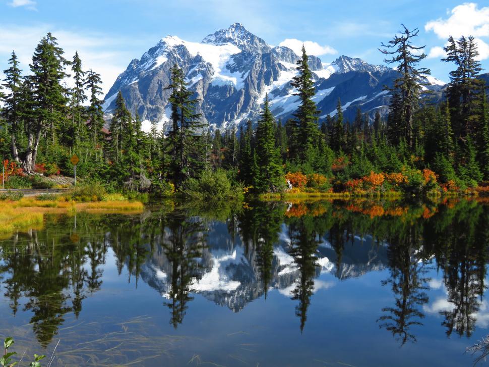 Free Image of Majestic mountain reflected in tranquil lake during autumn 