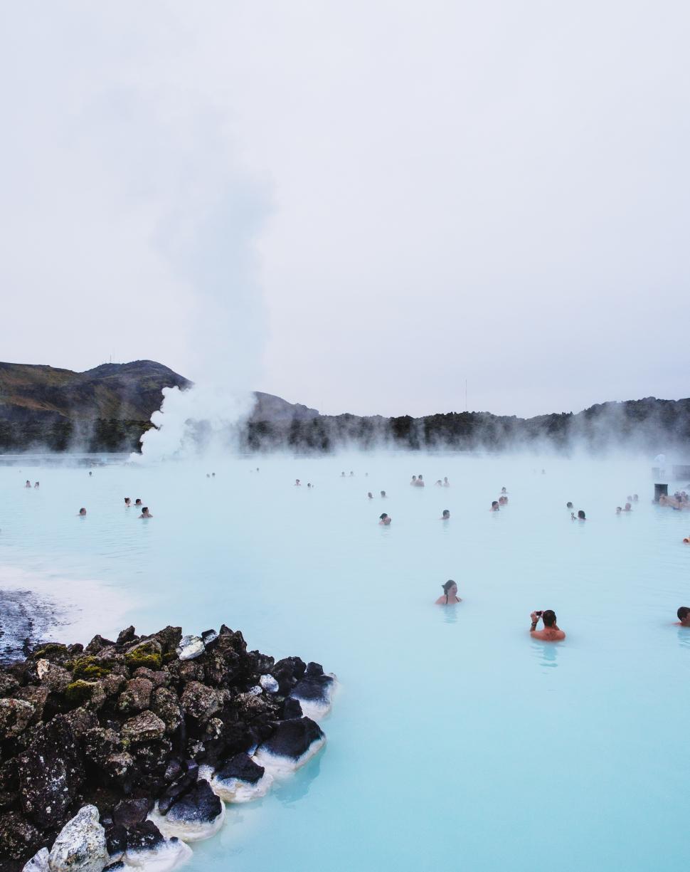 Free Image of Relaxing moments at geothermal springs in Iceland during a cloudy day 