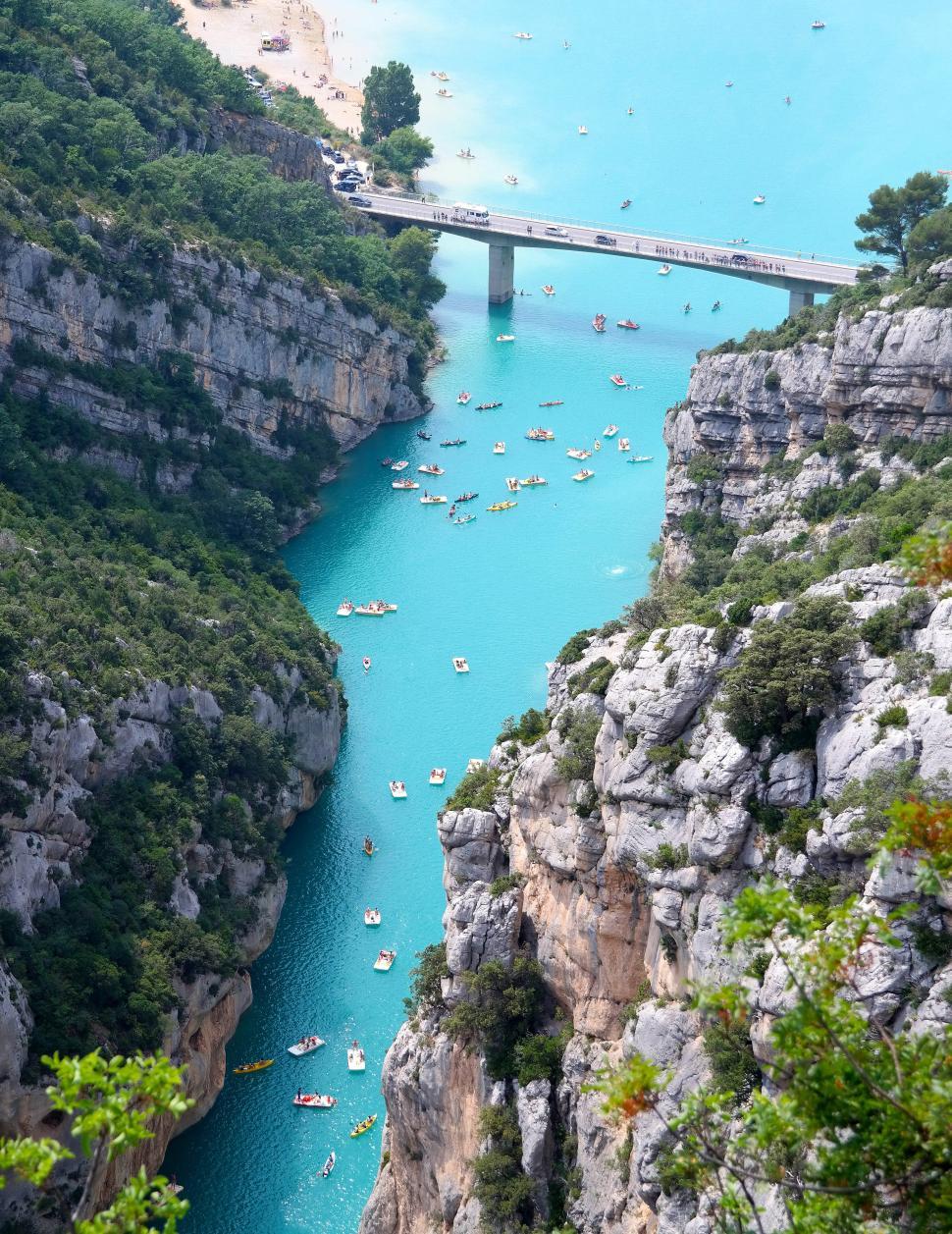Free Image of Scenic view of turquoise waters and boats in canyon 