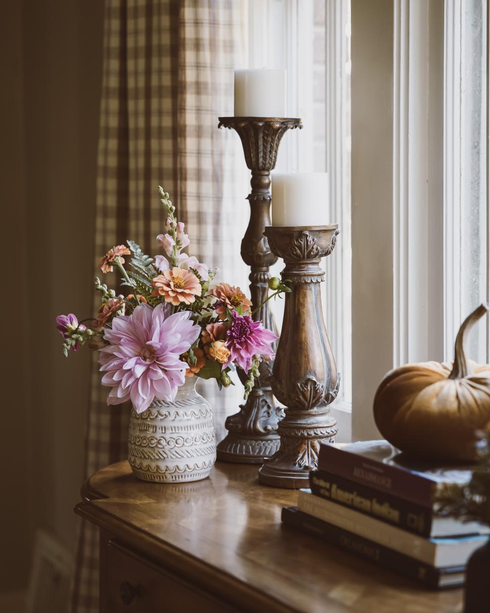 Free Image of Beautiful autumn decor with flowers, candles, and books 