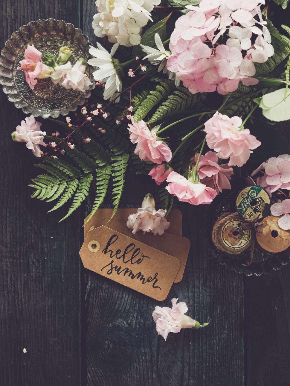 Free Image of Creative summer arrangement with flowers and decorative tags 