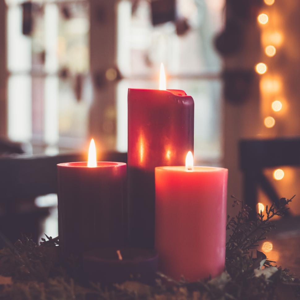 Free Image of Candles glow softly in a cozy indoor setting during evening hours 