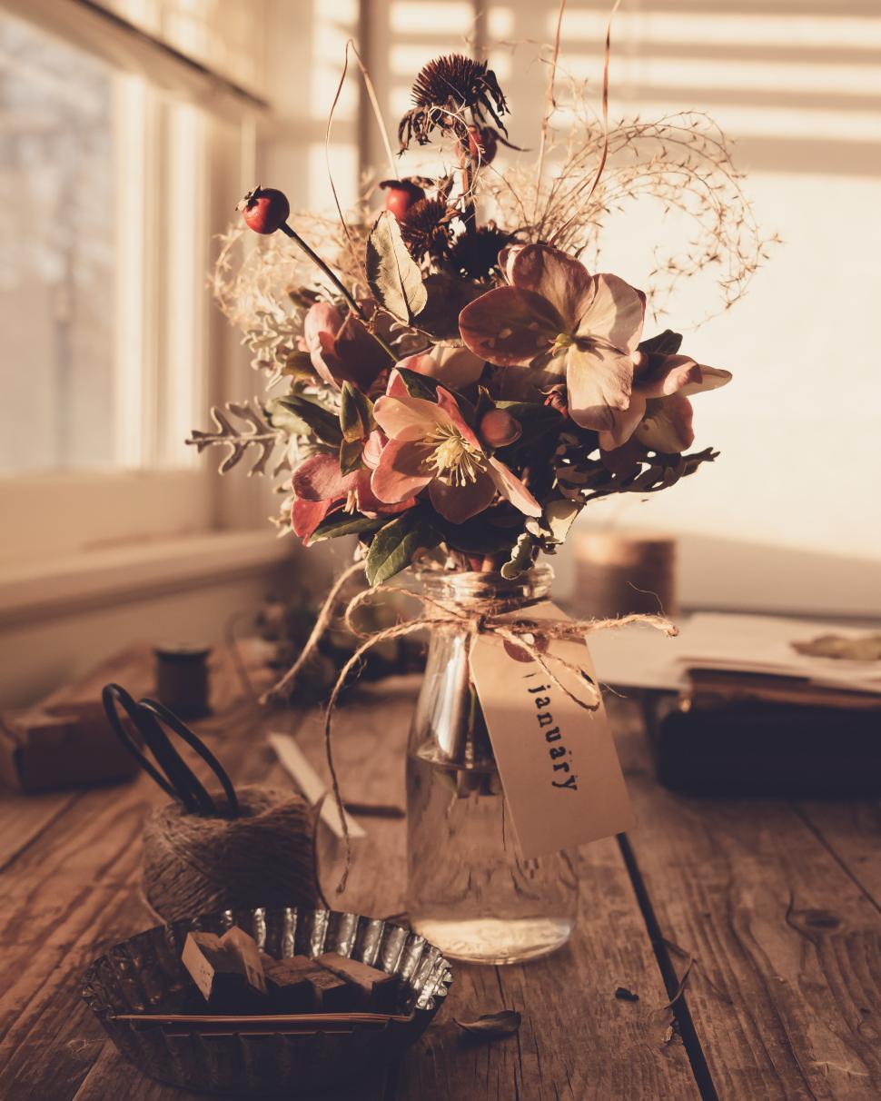 Free Image of Beautiful bouquet with dried flowers and elegant decor on wooden table 