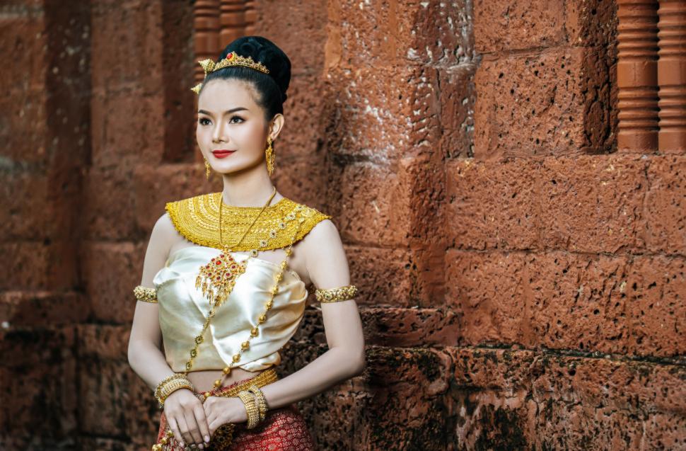 Free Image of Charming Thai woman in Beautiful traditional dress at archaeological site 