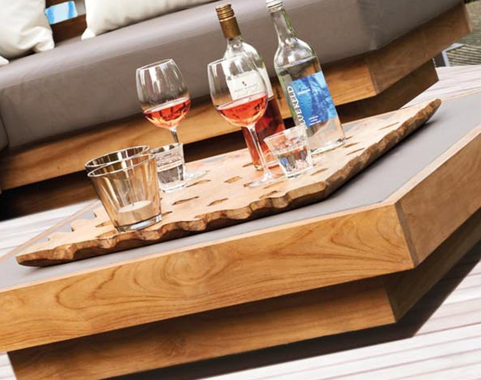Free Image of Elegant outdoor table setting with drinks and glasses 