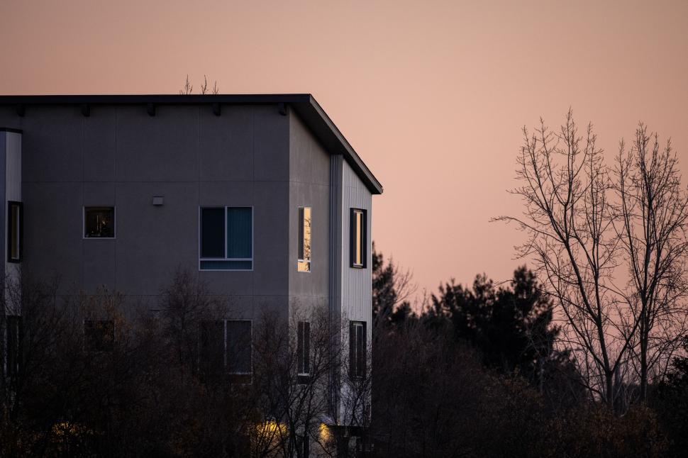 Free Image of Quiet dusk at a modern building surrounded by trees 