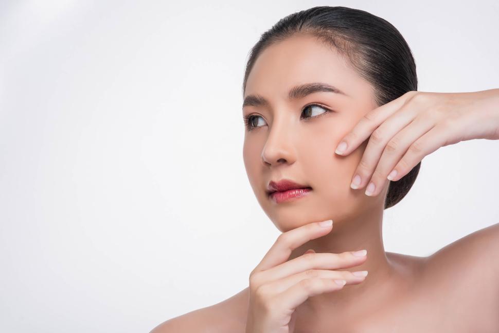 Free Image of Beautiful woman, good looking face, touch her face. 