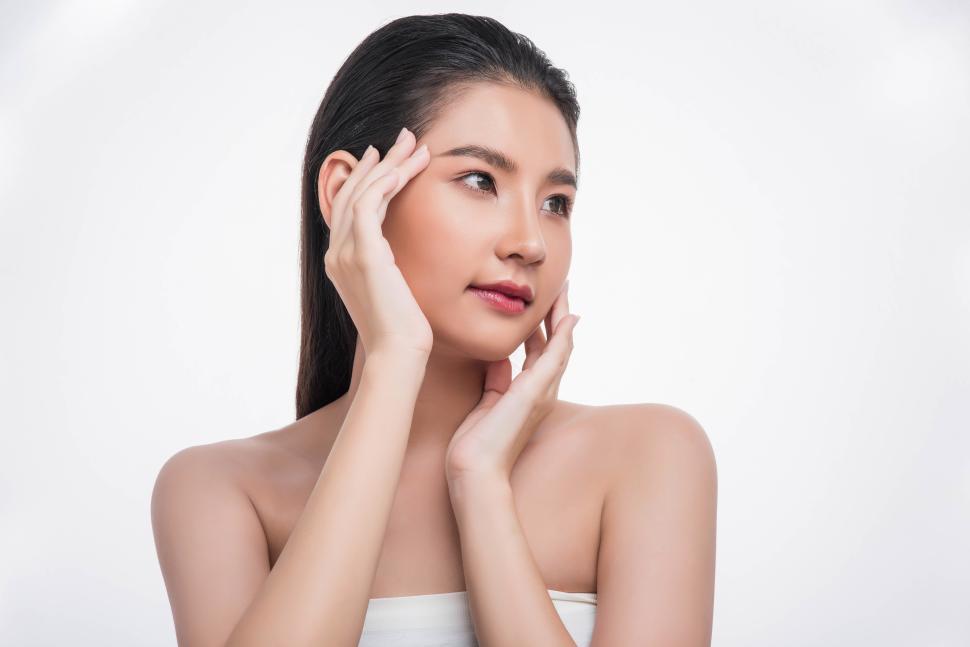 Free Image of Beautiful woman, good looking face, touch her face. 