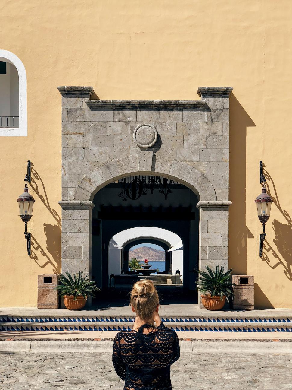 Free Image of Exploring the stunning architecture in a coastal town at sunrise 