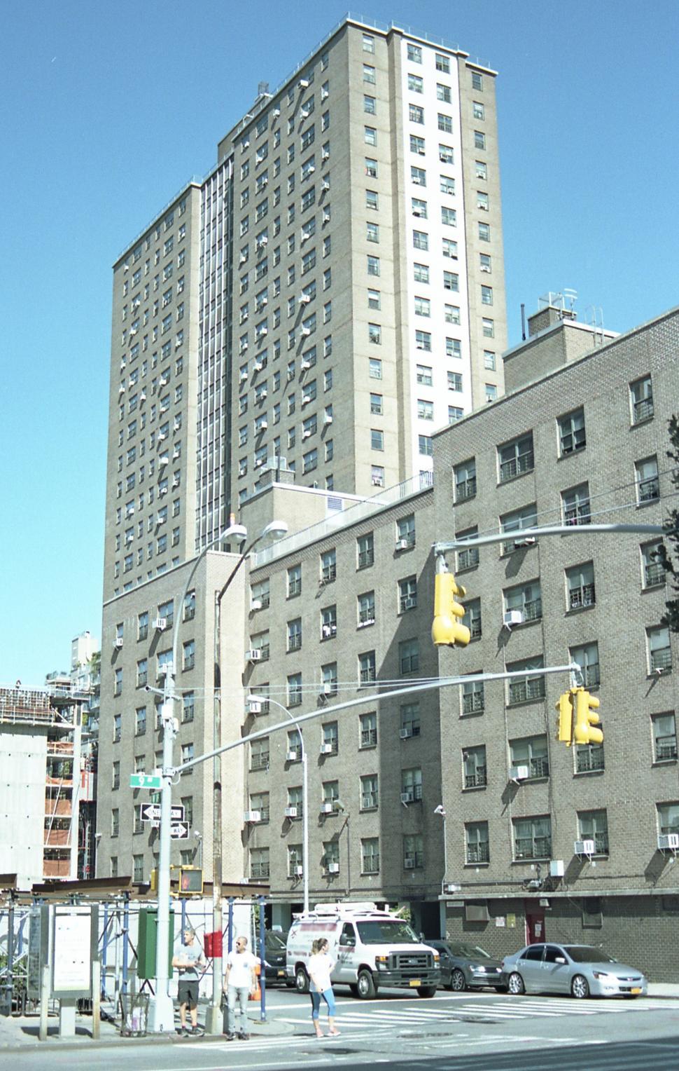 Free Image of Urban architecture in a bustling city street during a sunny day 