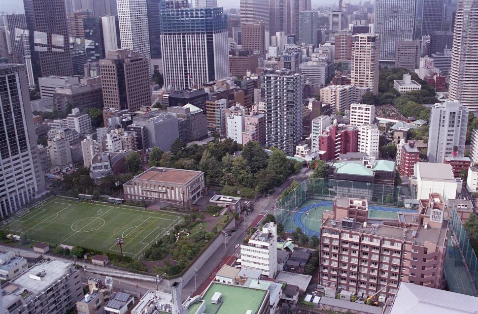 Free Image of Cityscape with sports fields and buildings in Tokyo during daylight 
