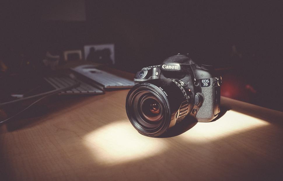 Free Image of Camera sits on a desk illuminated by soft light in a studio setting 