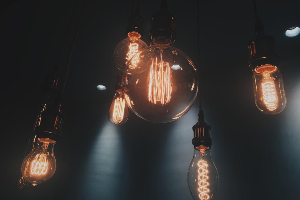Free Image of Elegant vintage light bulbs illuminate a modern space in warm tones 