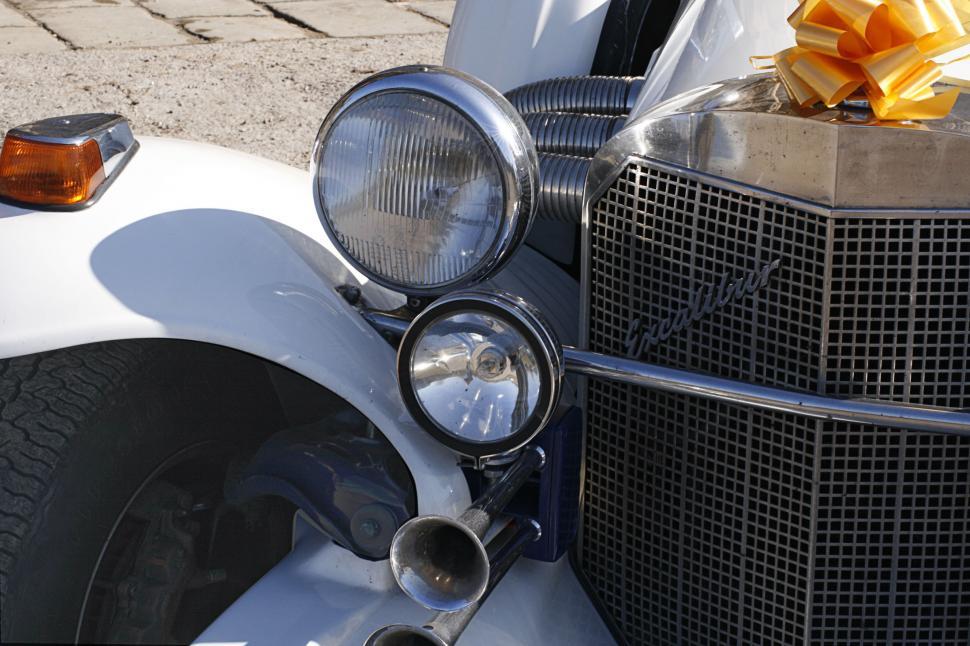 Free Image of wedding car 