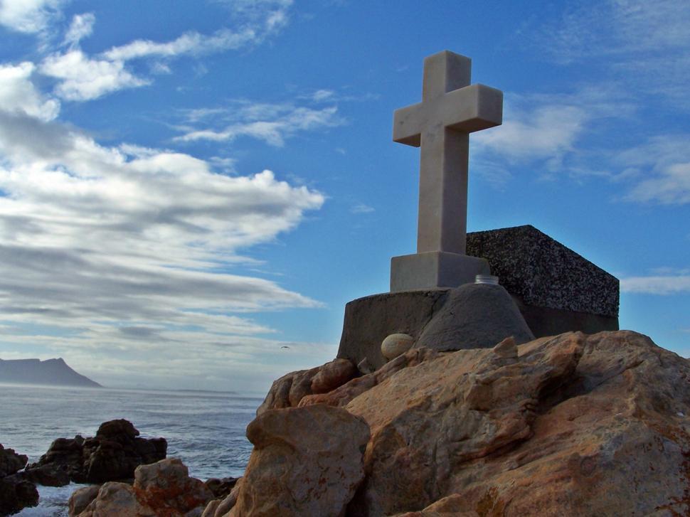 Free Image of marble cross ontop of hill overlooking Kleinemond bay in South africa 