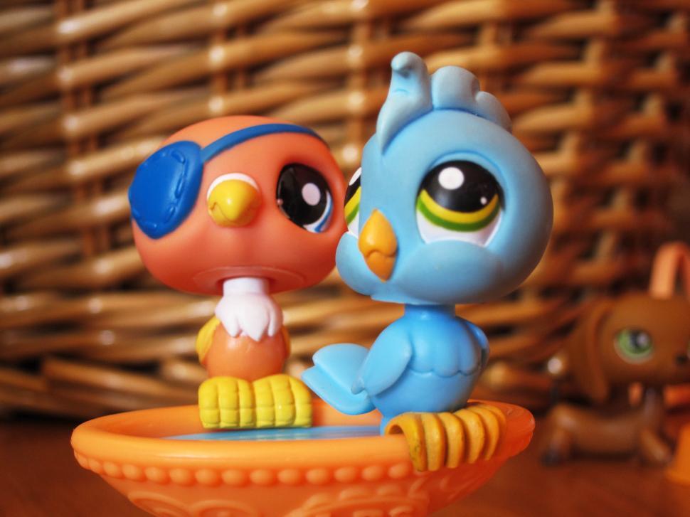 Free Image of Bird toys 