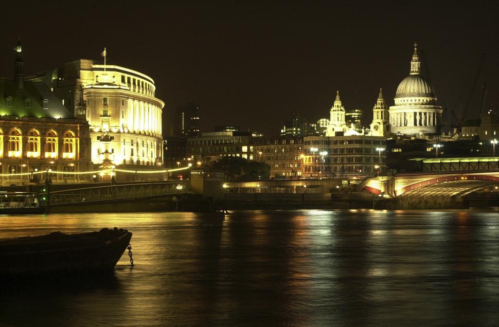 Free Image of London night scene 
