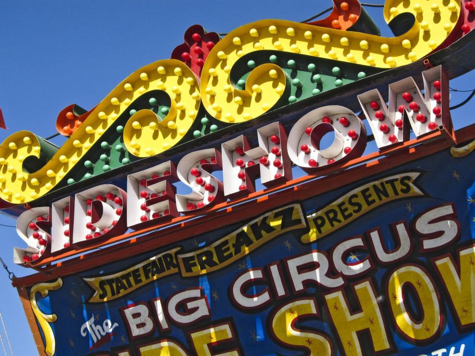 Free Image of theme park lights 