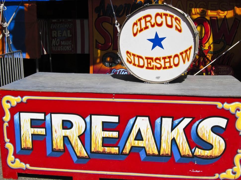 Free Image of theme park sideshow 