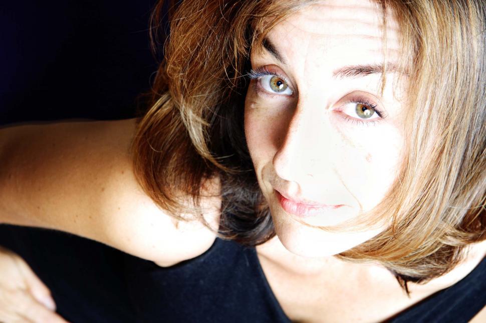 Free Image of Woman looking up 