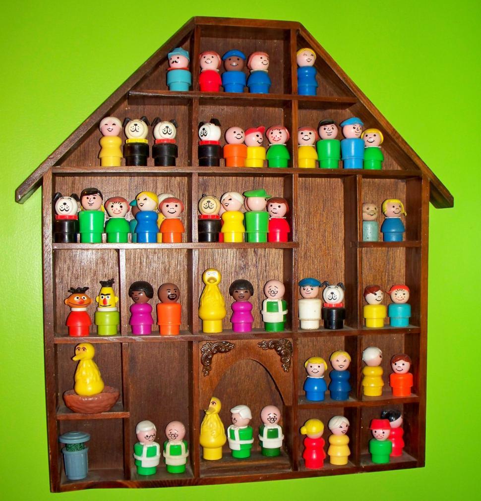 Free Image of Little plastic people toys on a shelf 
