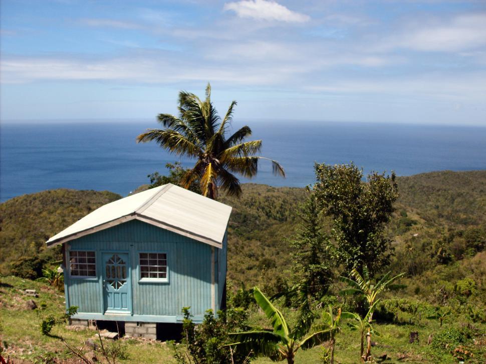 Free Image of Small home overlooking the ocean in Panama 