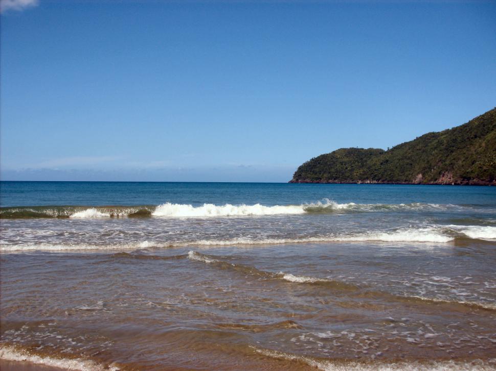 Free Image of Ocean waves breaking at the shore / beach 