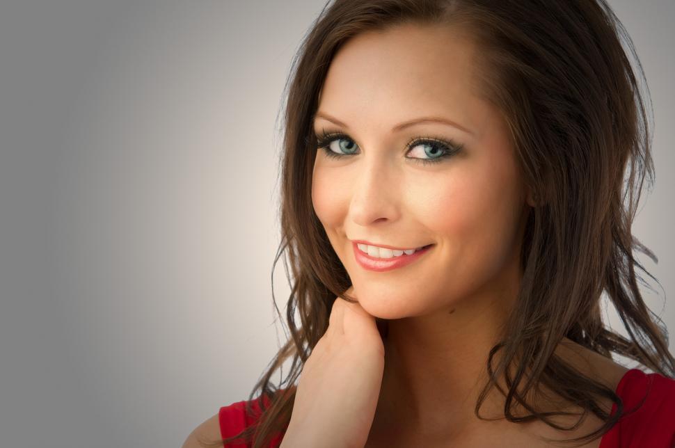 Free Image of Attractive yound woman smiling 