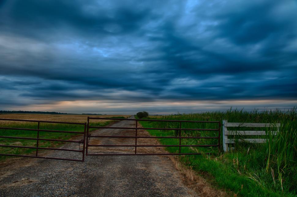 Free Image of Long rural dirt road 