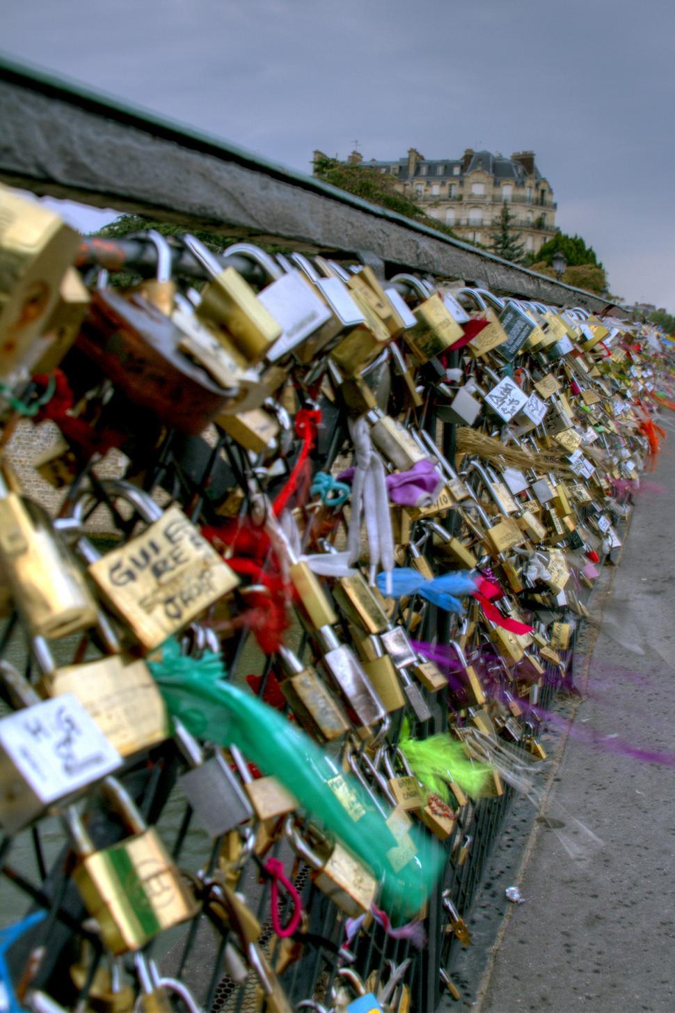 Free Image of Love locks 