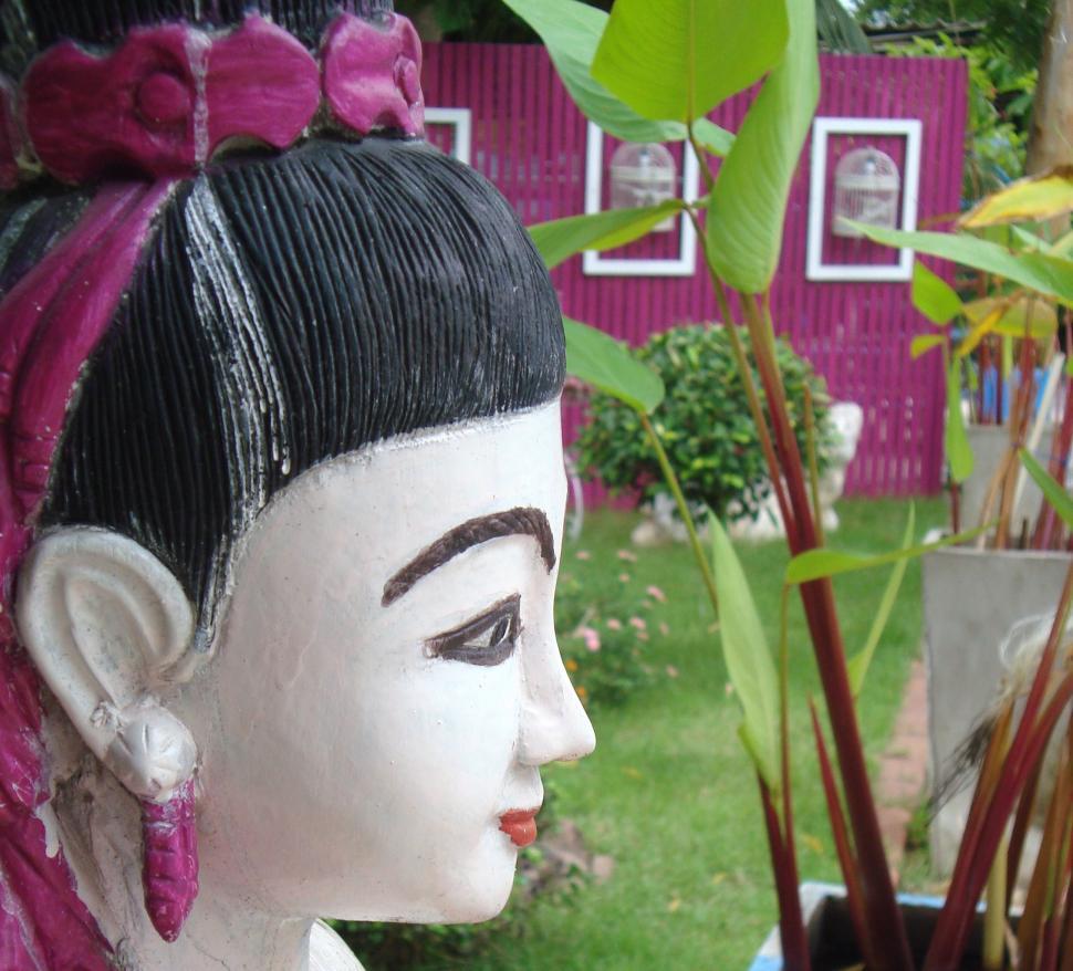 Free Image of Oriental Woman Garden Statue 