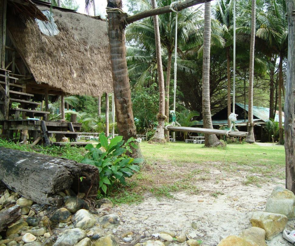 Free Image of Wooden Beach Swing 