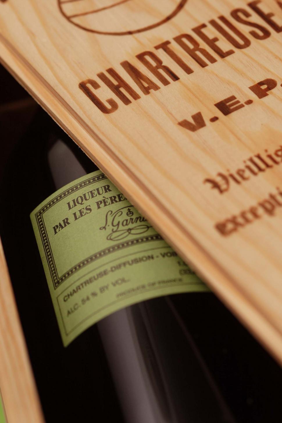 Free Image of Alcohol in wooden box 