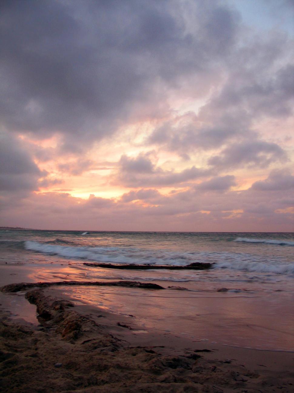 Free Image of Waves Rolling Onto Shore at Beach 