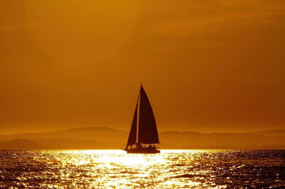 Free Image of Sailing 
