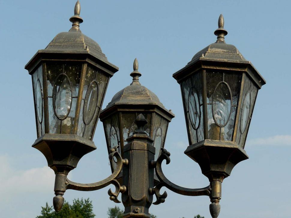 Free Image of Three Lamp Posts 