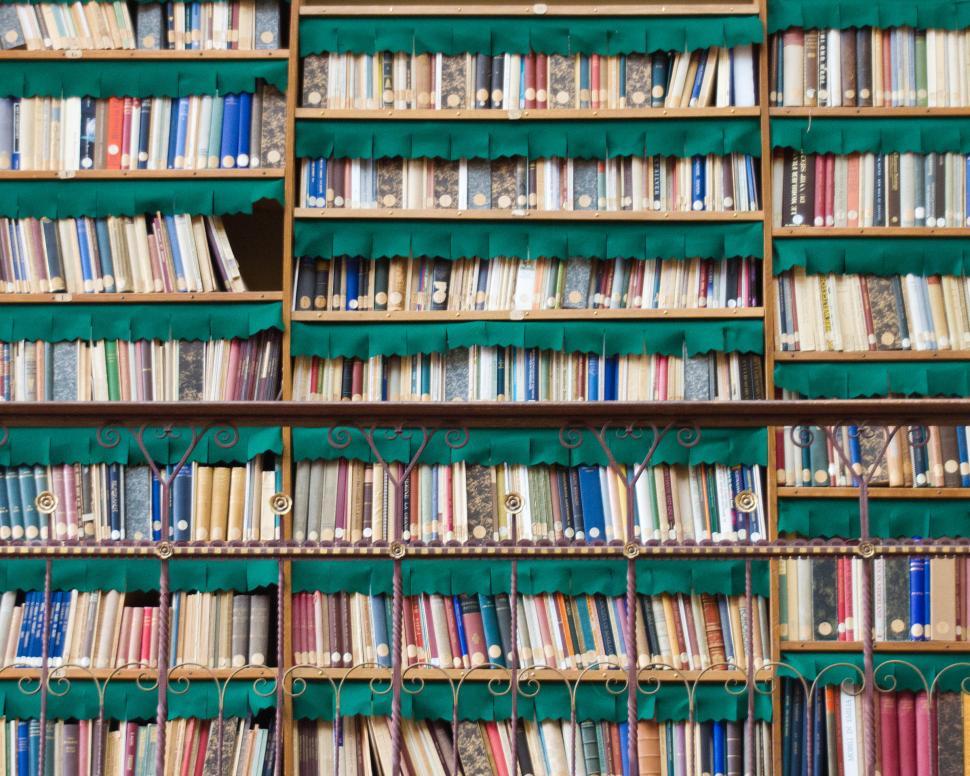 Free Image of Book Shelves - Background 