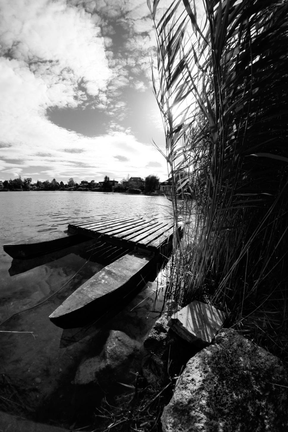 Free Image of Lake with small boat 